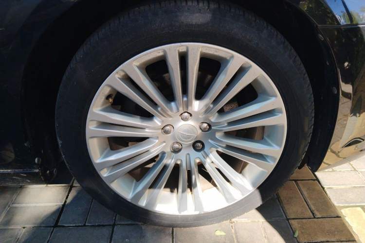 Used Chrysler 300C 2014 3.0L Excellence Edition Right Front Wheel Hub