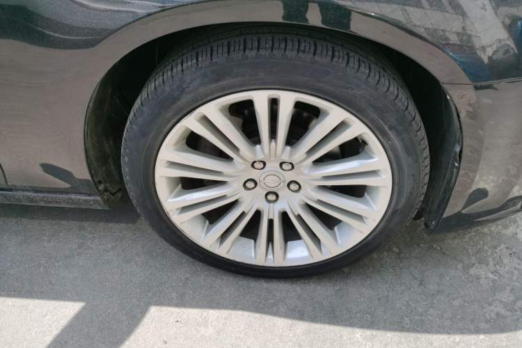 Used Chrysler 300C 2014 3.0L Excellence Edition Right Front Wheel Hub