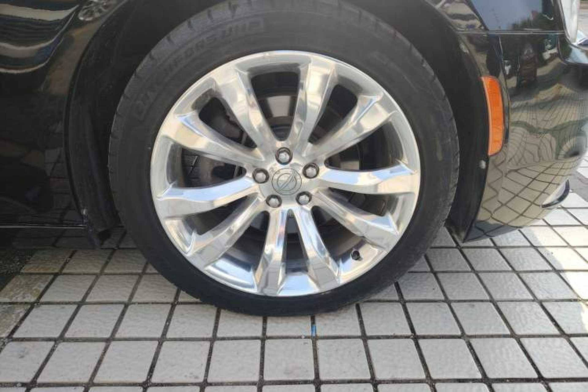 Used Chrysler 300C 2014 3.0L Excellence Edition Right Front Wheel Hub