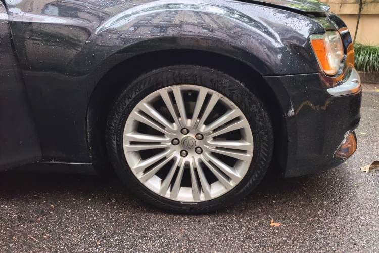 Used Chrysler 300C 2014 3.0L Excellence Edition Right Front Wheel Hub