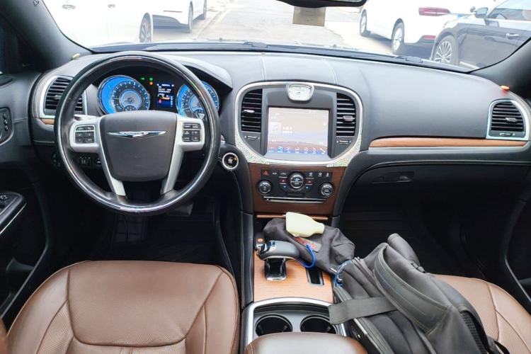 Used Chrysler 300C 2014 3.0L Excellence Edition Center Console