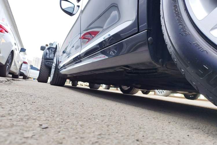 Used Chrysler 300C 2014 3.0L Excellence Edition Left Side Sill