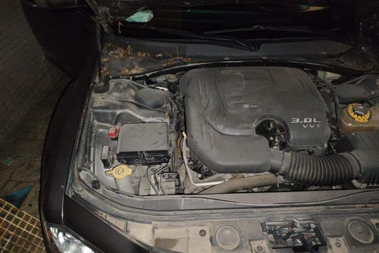 Used Chrysler 300C 2014 3.0L Excellence Edition Engine Bay Right