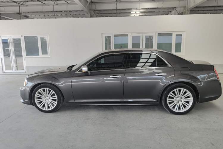 Used Chrysler 300C 2014 3.0L Excellence Edition Exterior 3