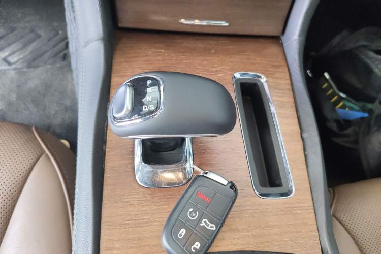 Used Chrysler 300C 2014 3.0L Excellence Edition Gear Lever