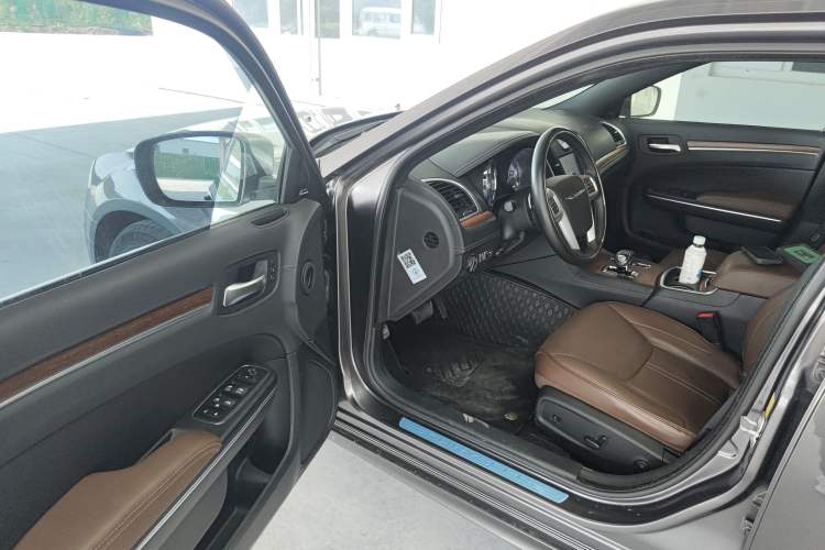 Used Chrysler 300C 2014 3.0L Excellence Edition Interior 3