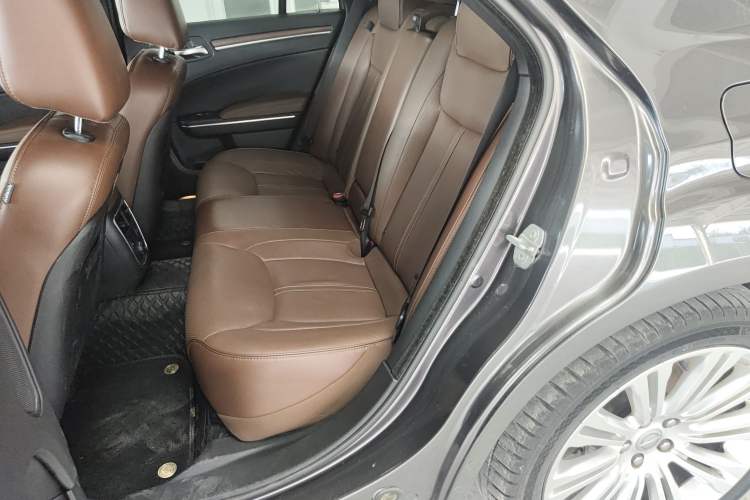 Used Chrysler 300C 2014 3.0L Excellence Edition Interior 4