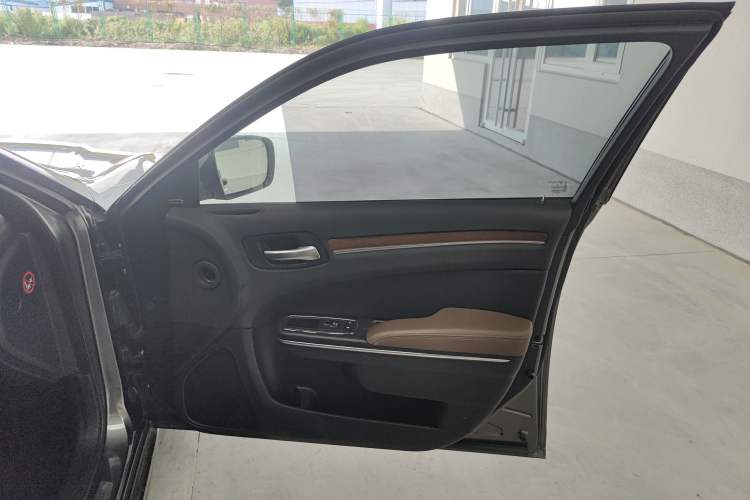 Used Chrysler 300C 2014 3.0L Excellence Edition Interior 5