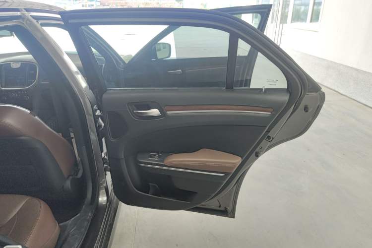 Used Chrysler 300C 2014 3.0L Excellence Edition Interior 6