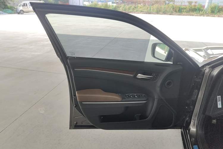 Used Chrysler 300C 2014 3.0L Excellence Edition Interior 7