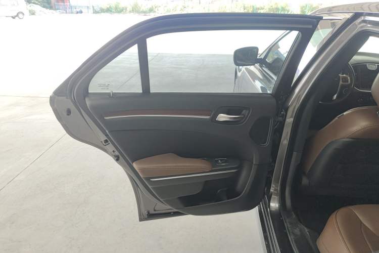 Used Chrysler 300C 2014 3.0L Excellence Edition Interior 8