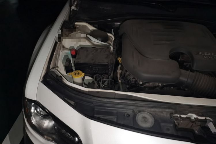 Used Chrysler 300C 2014 3.0L Excellence Edition Engine Bay Right