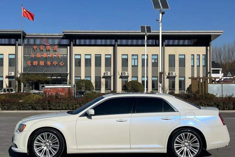 Used Chrysler 300C 2014 3.0L Excellence Edition Exterior 2