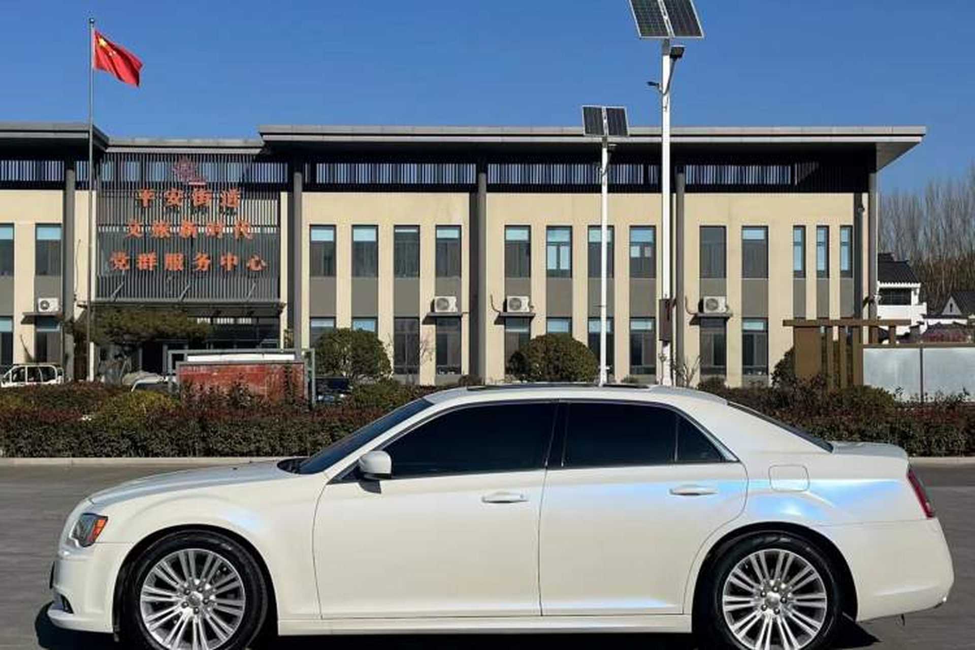 Used Chrysler 300C 2014 3.0L Excellence Edition Exterior 2