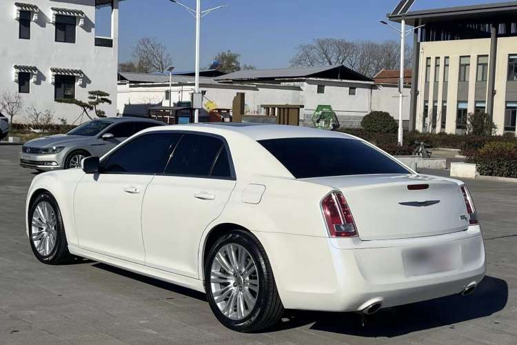 Used Chrysler 300C 2014 3.0L Excellence Edition Exterior 3