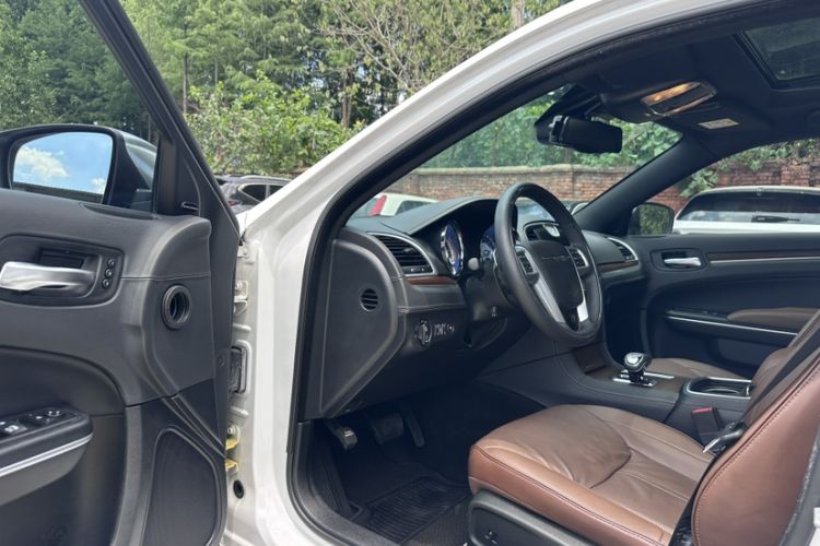Used Chrysler 300C 2014 3.0L Excellence Edition Interior 2