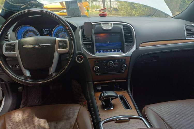 Used Chrysler 300C 2014 3.0L Excellence Edition Interior 2