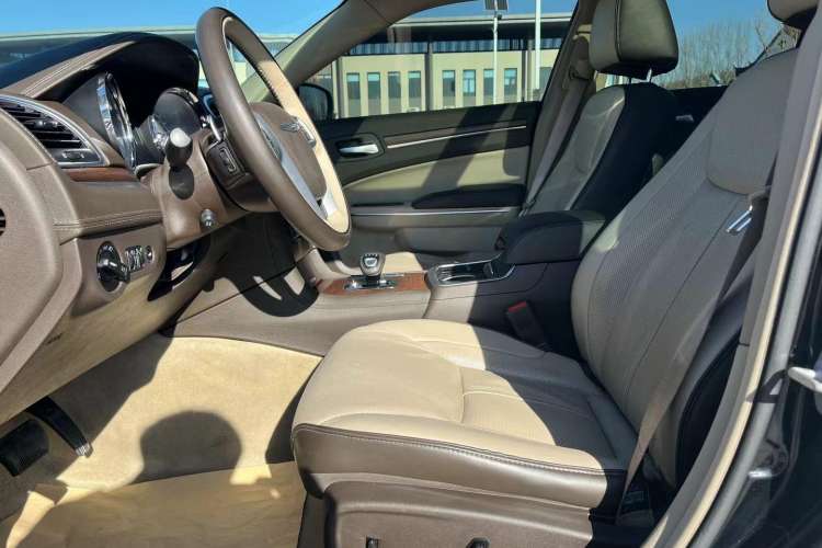 Used Chrysler 300C 2014 3.0L Excellence Edition Interior 2