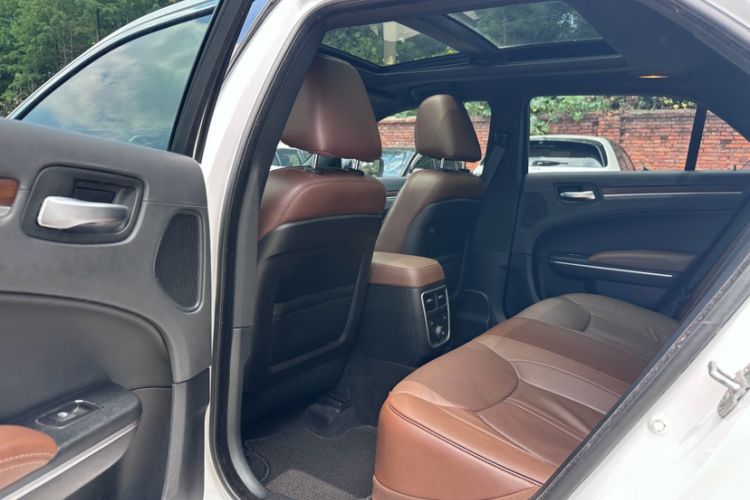 Used Chrysler 300C 2014 3.0L Excellence Edition Interior 3