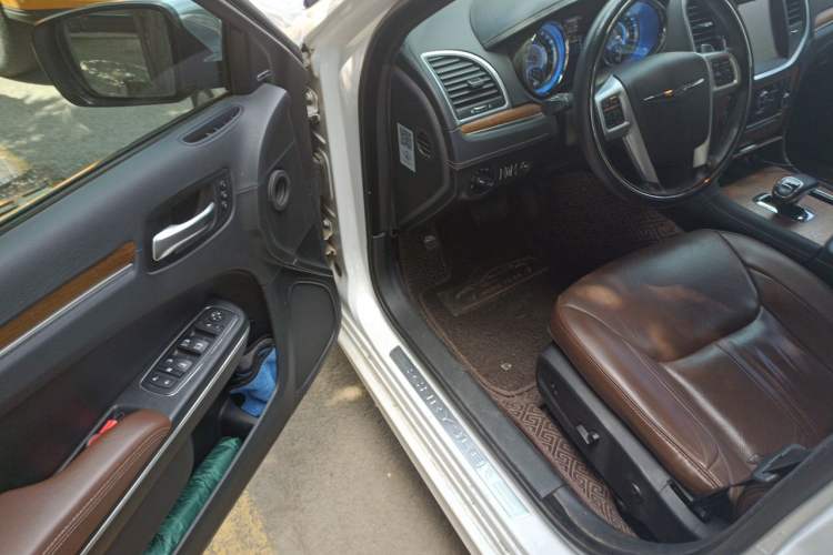 Used Chrysler 300C 2014 3.0L Excellence Edition Interior 3