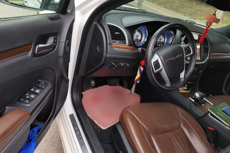 Used Chrysler 300C 2014 3.0L Excellence Edition Interior 3