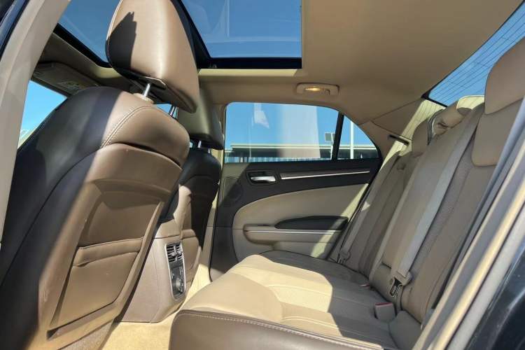 Used Chrysler 300C 2014 3.0L Excellence Edition Interior 3