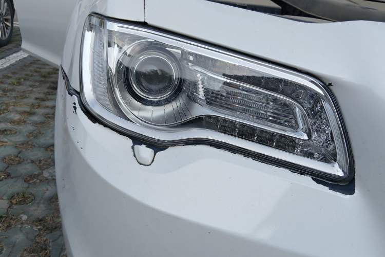 Used Chrysler 300C 2014 3.0L Excellence Edition Right Front Headlight