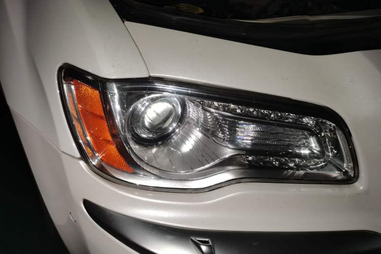 Used Chrysler 300C 2014 3.0L Excellence Edition Right Front Headlight