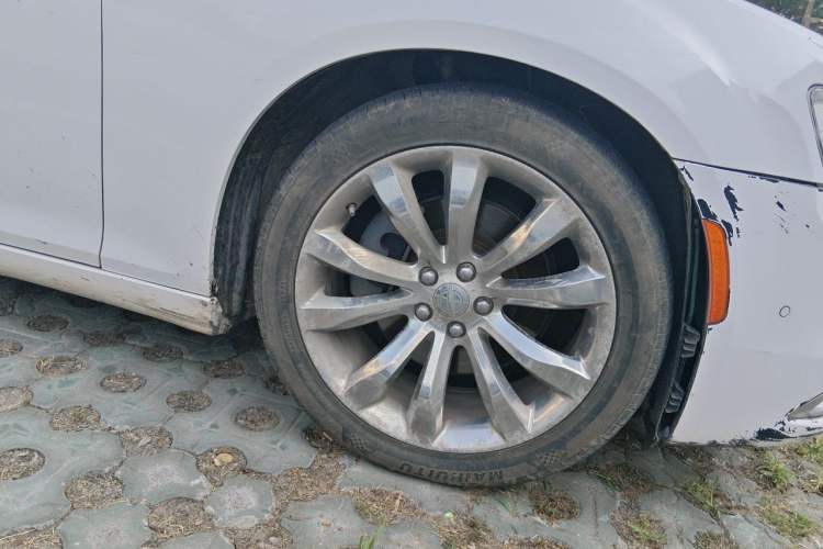 Used Chrysler 300C 2014 3.0L Excellence Edition Right Front Wheel Hub