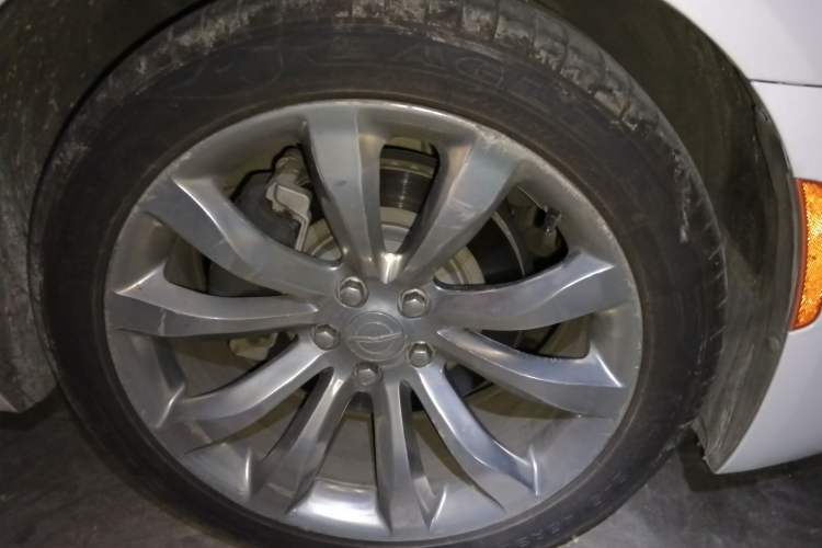 Used Chrysler 300C 2014 3.0L Excellence Edition Right Front Wheel Hub