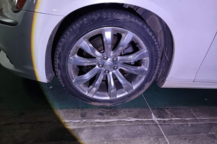 Used Chrysler 300C 2014 3.0L Excellence Edition Right Front Wheel Hub
