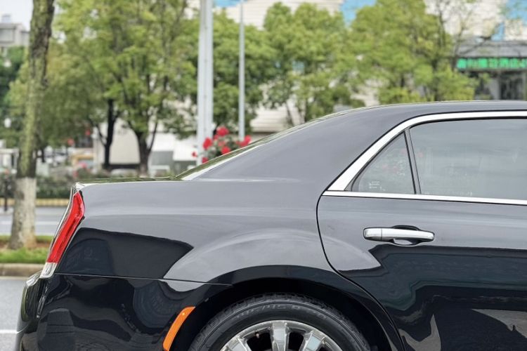 Used Chrysler 300C 2016 3.0L Supreme Edition Exterior 11