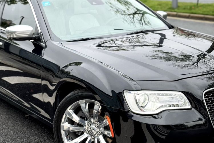 Used Chrysler 300C 2016 3.0L Supreme Edition Exterior 3
