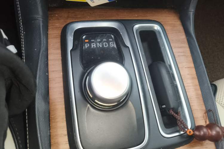 Used Chrysler 300C 2016 3.0L Supreme Edition Gear Lever
