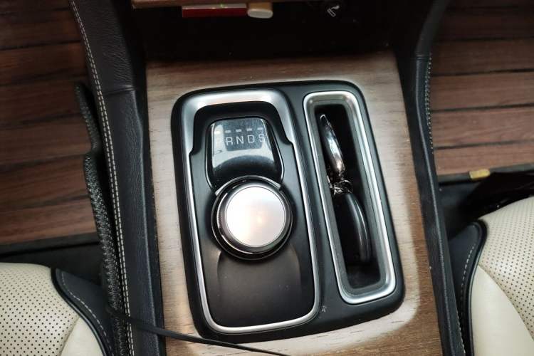 Used Chrysler 300C 2016 3.0L Supreme Edition Gear Lever