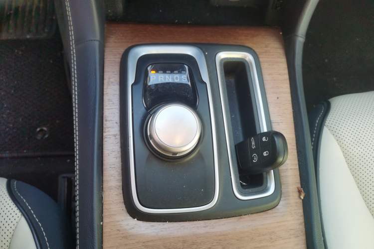 Used Chrysler 300C 2016 3.0L Supreme Edition Gear Lever