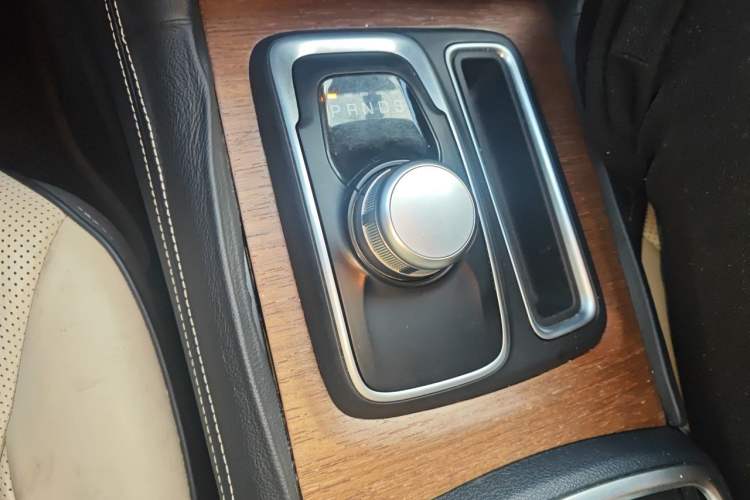 Used Chrysler 300C 2016 3.0L Supreme Edition Gear Lever