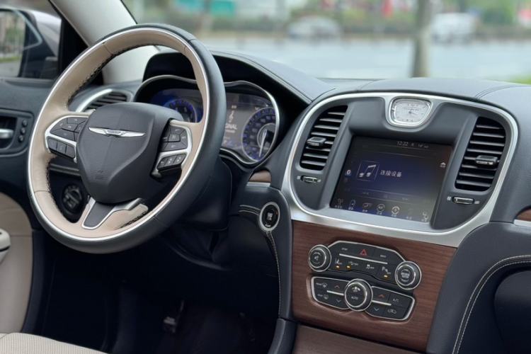 Used Chrysler 300C 2016 3.0L Supreme Edition Interior 1