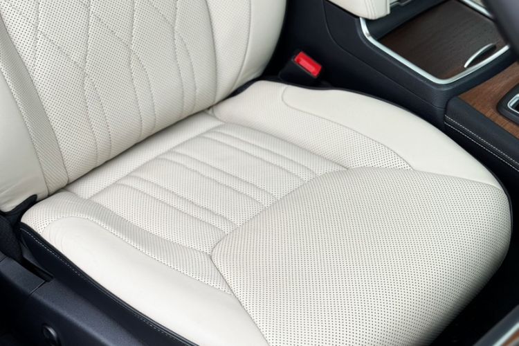 Used Chrysler 300C 2016 3.0L Supreme Edition Interior 12