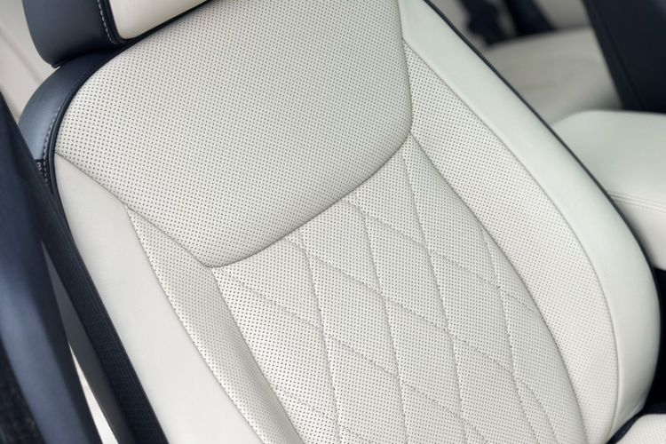 Used Chrysler 300C 2016 3.0L Supreme Edition Interior 13