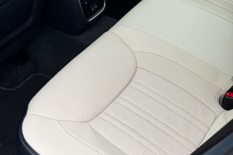 Used Chrysler 300C 2016 3.0L Supreme Edition Interior 14