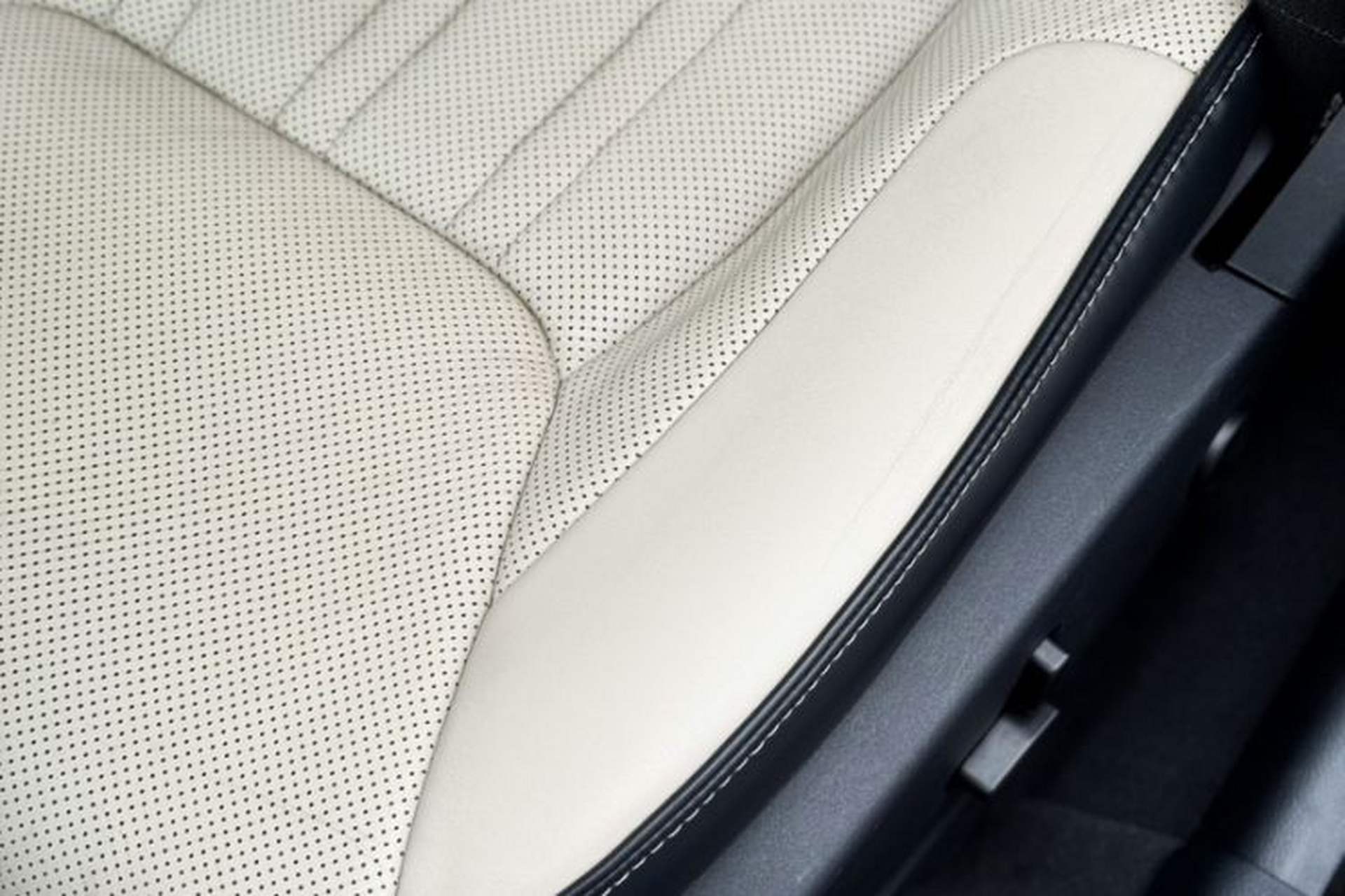 Used Chrysler 300C 2016 3.0L Supreme Edition Interior 3