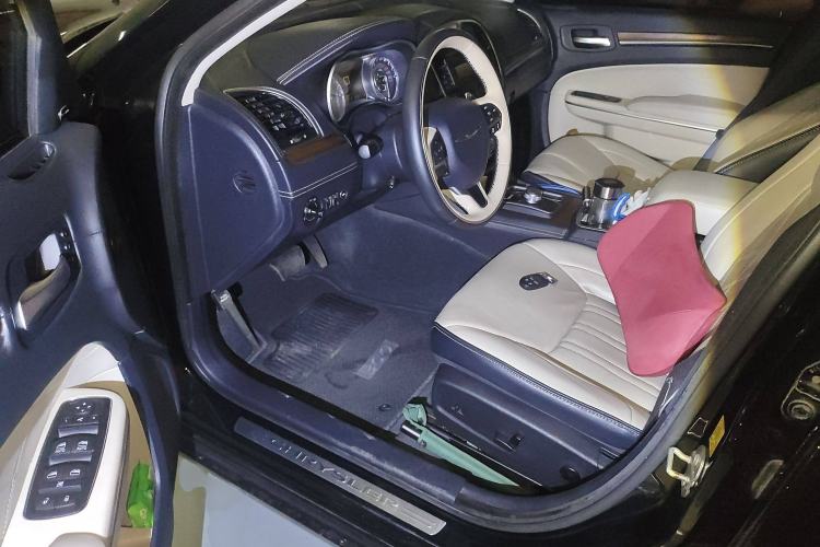 Used Chrysler 300C 2016 3.0L Supreme Edition Interior 3