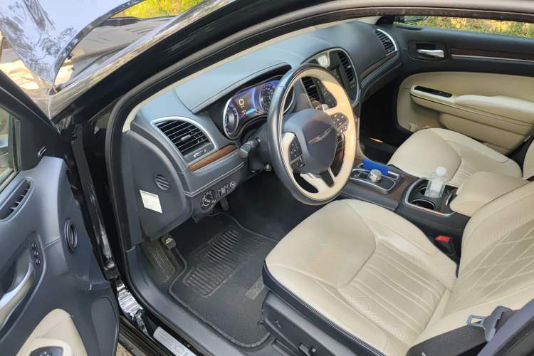 Used Chrysler 300C 2016 3.0L Supreme Edition Interior 3