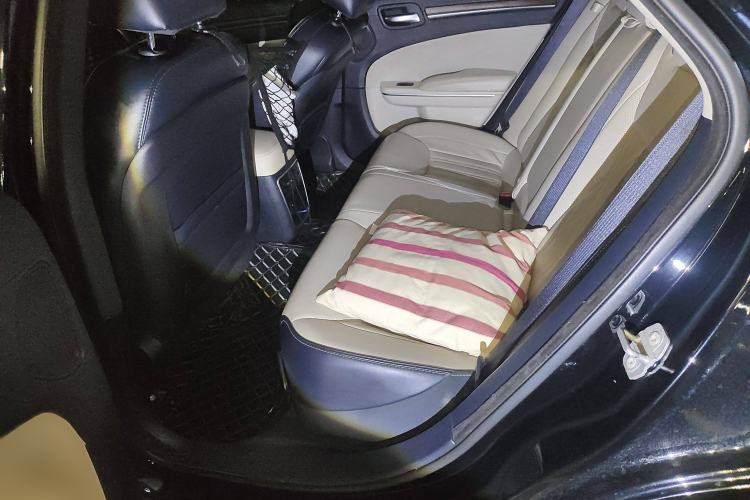 Used Chrysler 300C 2016 3.0L Supreme Edition Interior 4
