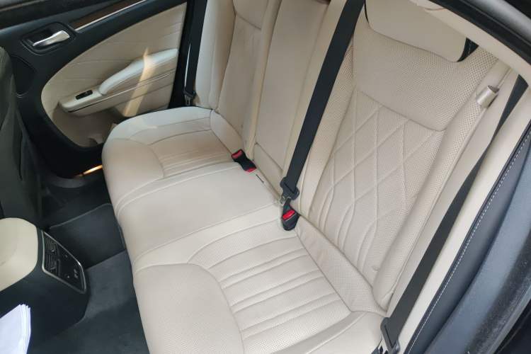 Used Chrysler 300C 2016 3.0L Supreme Edition Interior 4
