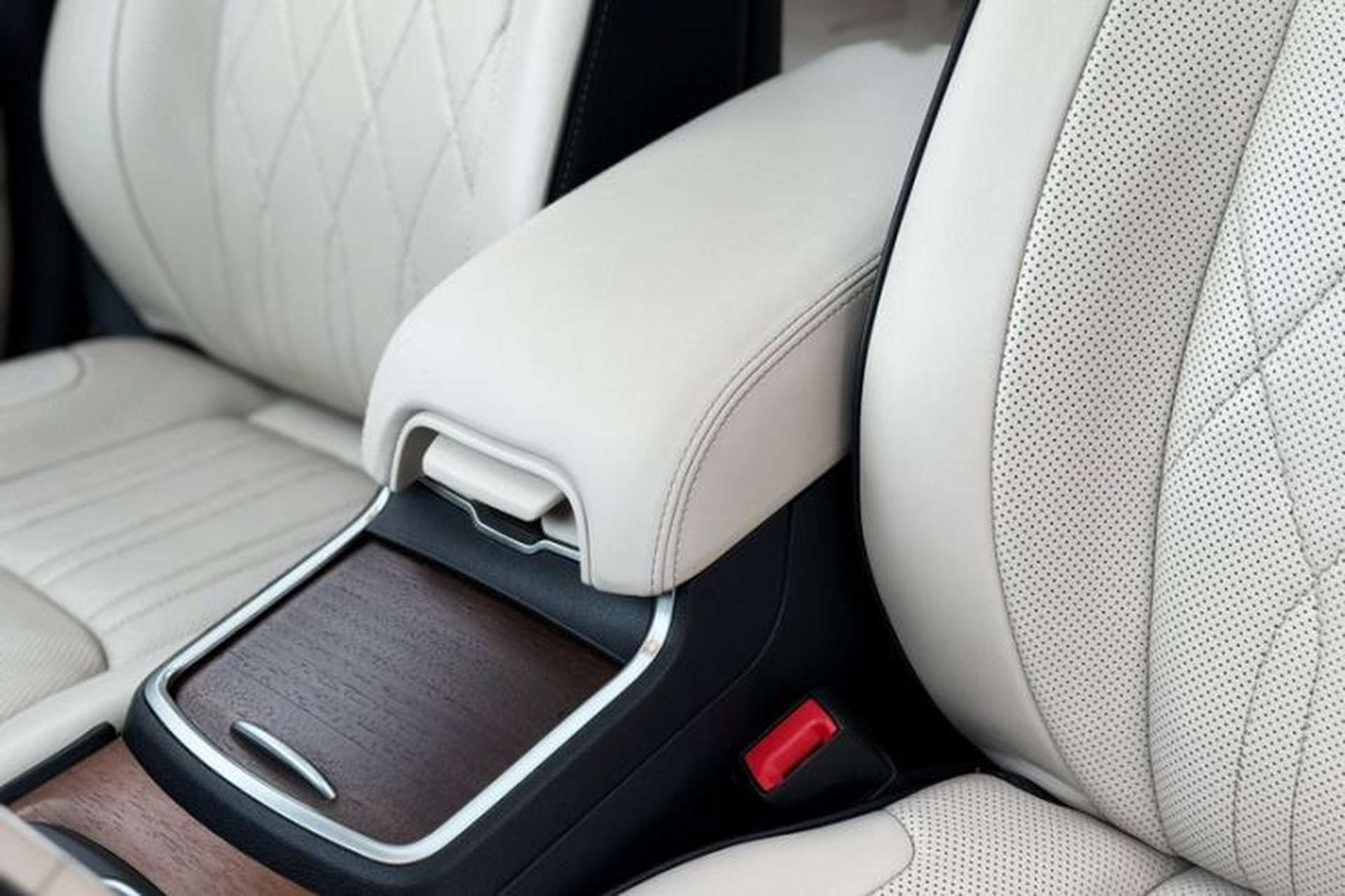 Used Chrysler 300C 2016 3.0L Supreme Edition Interior 5