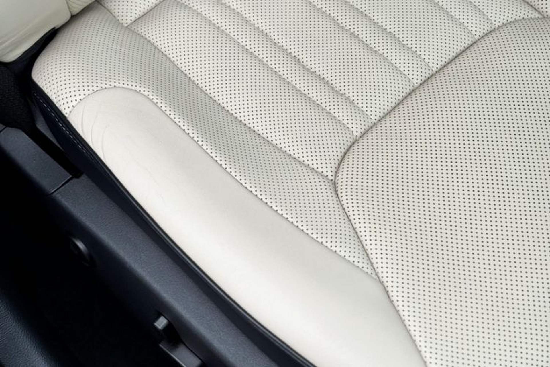 Used Chrysler 300C 2016 3.0L Supreme Edition Interior 6