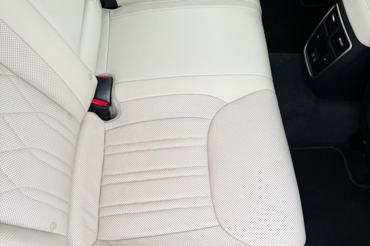 Used Chrysler 300C 2016 3.0L Supreme Edition Interior 7
