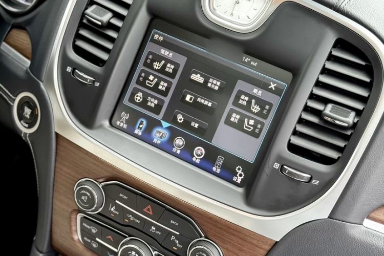 Used Chrysler 300C 2016 3.0L Supreme Edition Interior 8